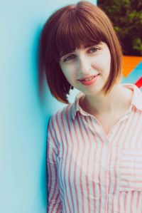 Life of lilly lifestyle blogger portrait with blue backgroung