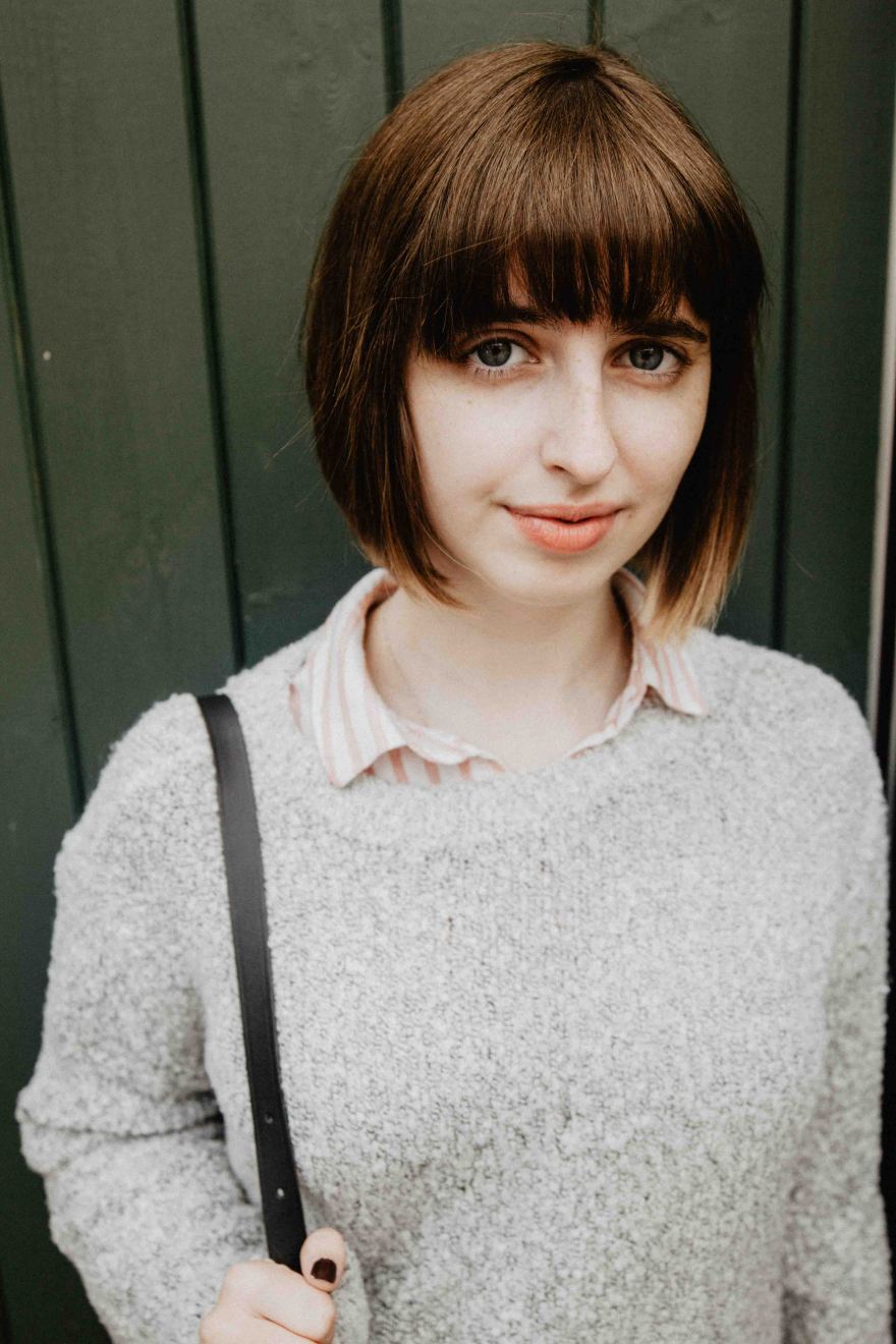 Life of lilly blogger portrait in front of a green background