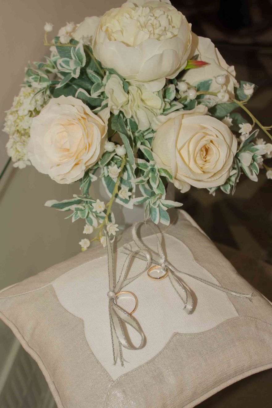 flowers and rings for wedding